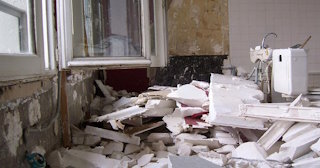 Демонтаж хрущевки в Апшеронске - удаление старых полов и стен по выгодной цене от 1754 рублей.