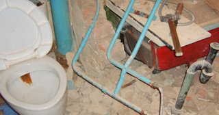 Профессиональный демонтаж перегородки ванной и туалета в Апшеронске - от 568 рублей